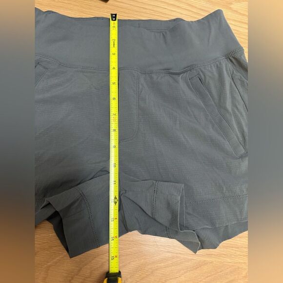 Athleta Trekker North Short Olive Green Size 6 Zipper Pockets, Stretch Waistband - Picture 3 of 11